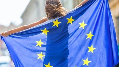 giovane di spalle con bandiera europea