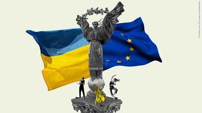 Bandiera dell'Europa insieme a bandiera dell'Ucraina
