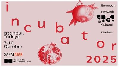 Sfondo rosa con due melograni in rosso, testo: Incubator 2025 a cura dell'European Network of Cultural Centres (ENCC) in programma a Istanbul dal 7 al 10 ottobre 2025 