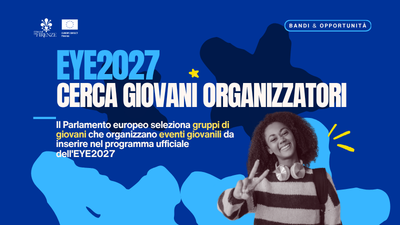 grafica con sfondo blu e immagine di giovane ragazza sorridente