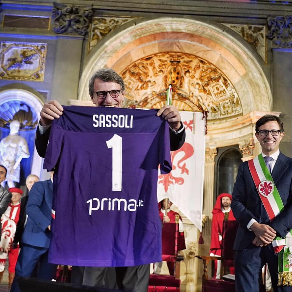 David Sassoli riceve la maglia della Fiorentina dal Sindaco